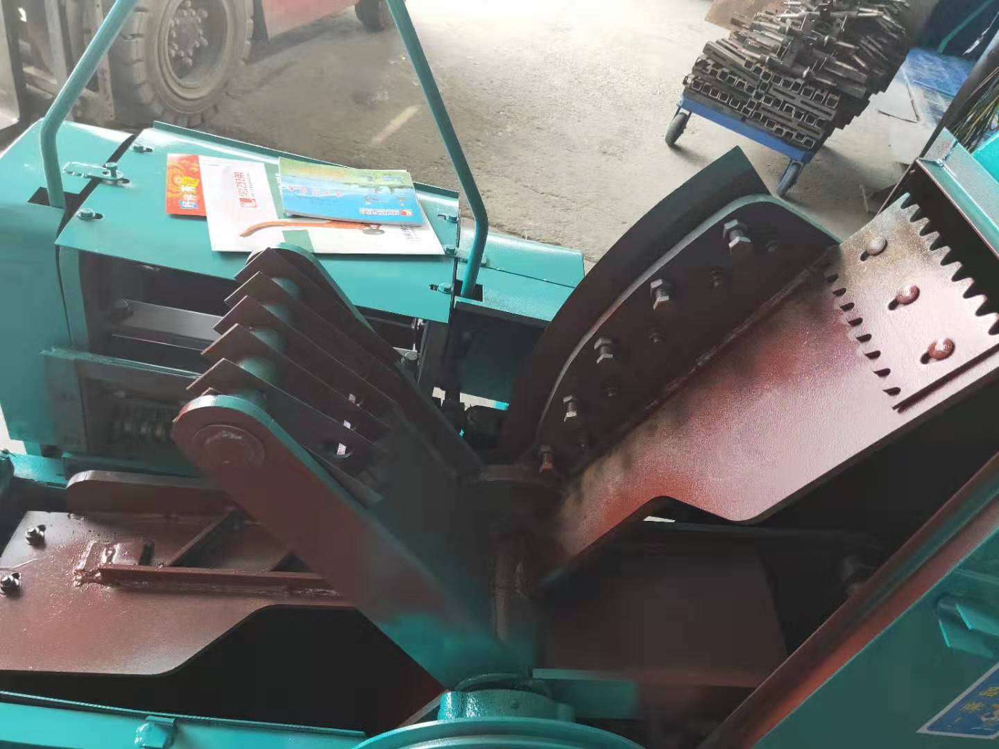 大型鍘草機(jī)在冬天使用需要注意什么？10噸鍘草機(jī)需要注意什么？